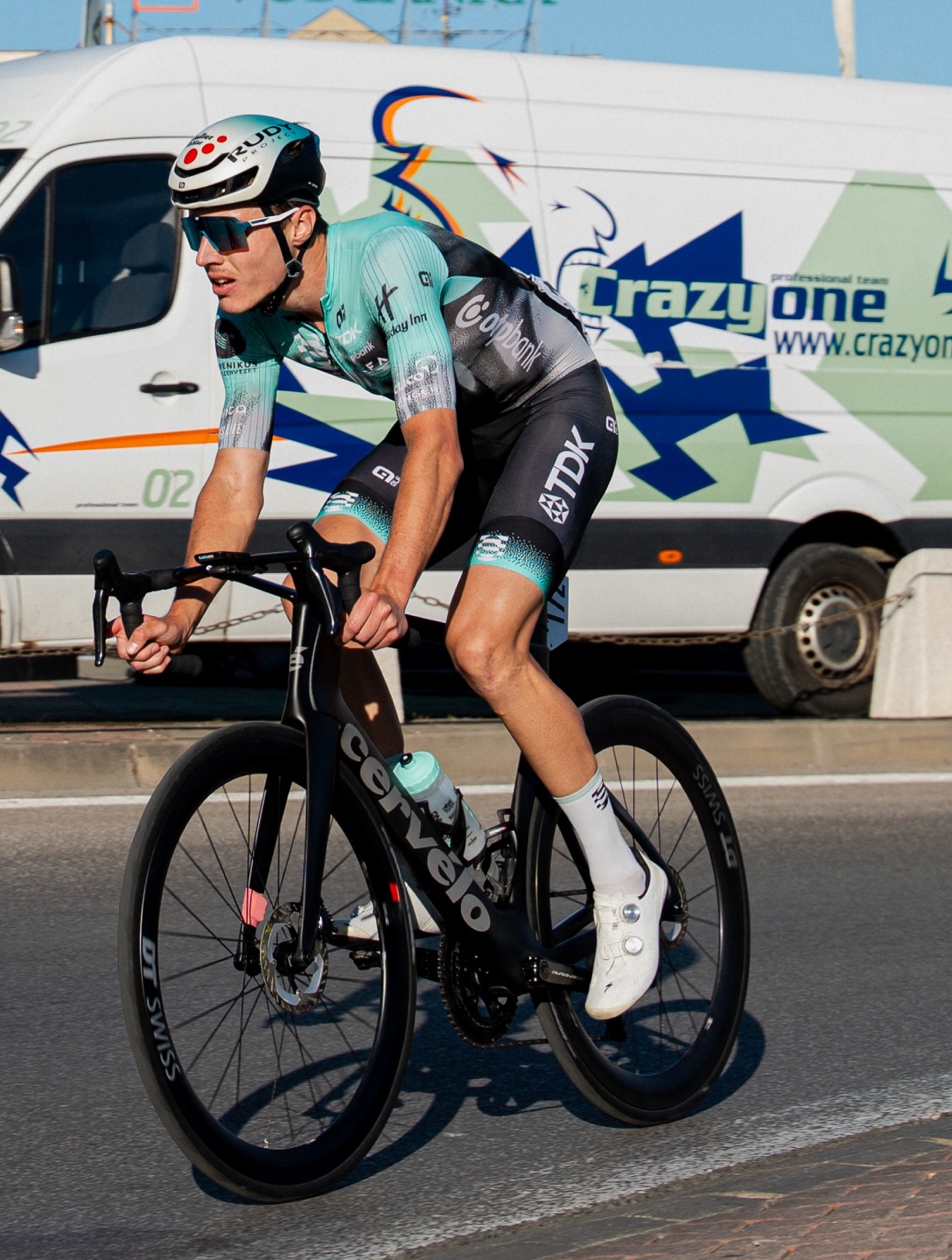 WHAT A COMEBACK! 🫡
After a few tough days, Erik made us forget it all with a sensational victory on Stage 4 of the Tour de Slovaquie! Winning in a way most can only dream of—staying clear from the breakaway while the chasing peloton sprinted behind him at 70 km/h, holding them off by mere meters! What a ride! 🔥
It’s also worth remembering there’s still one stage left: the Queen Stage, finishing with an HC climb! Let’s finish the job in style! 👊
-
Nincsenek szavak! 🫡
Volt pár nehéz napunk itt Szlovákiában, de Erik győzelme a 4. szakaszon mindent feledtetett! Szökésből így hazaérni, miközben a 70-nel sprintelő mezőny már csak méterekre volt mögötte… nem mindennapi látvány!
És ha már látvány: holnap jön az utolsó felvonás! A királyetap vár a mezőnyre, a végén egy kiemelt (HC) hegyi befutóval. A csapat morálja az egekben, nagy menet lesz!
📸 @lapajhu
#tus_riders #TeamUnitedShipping