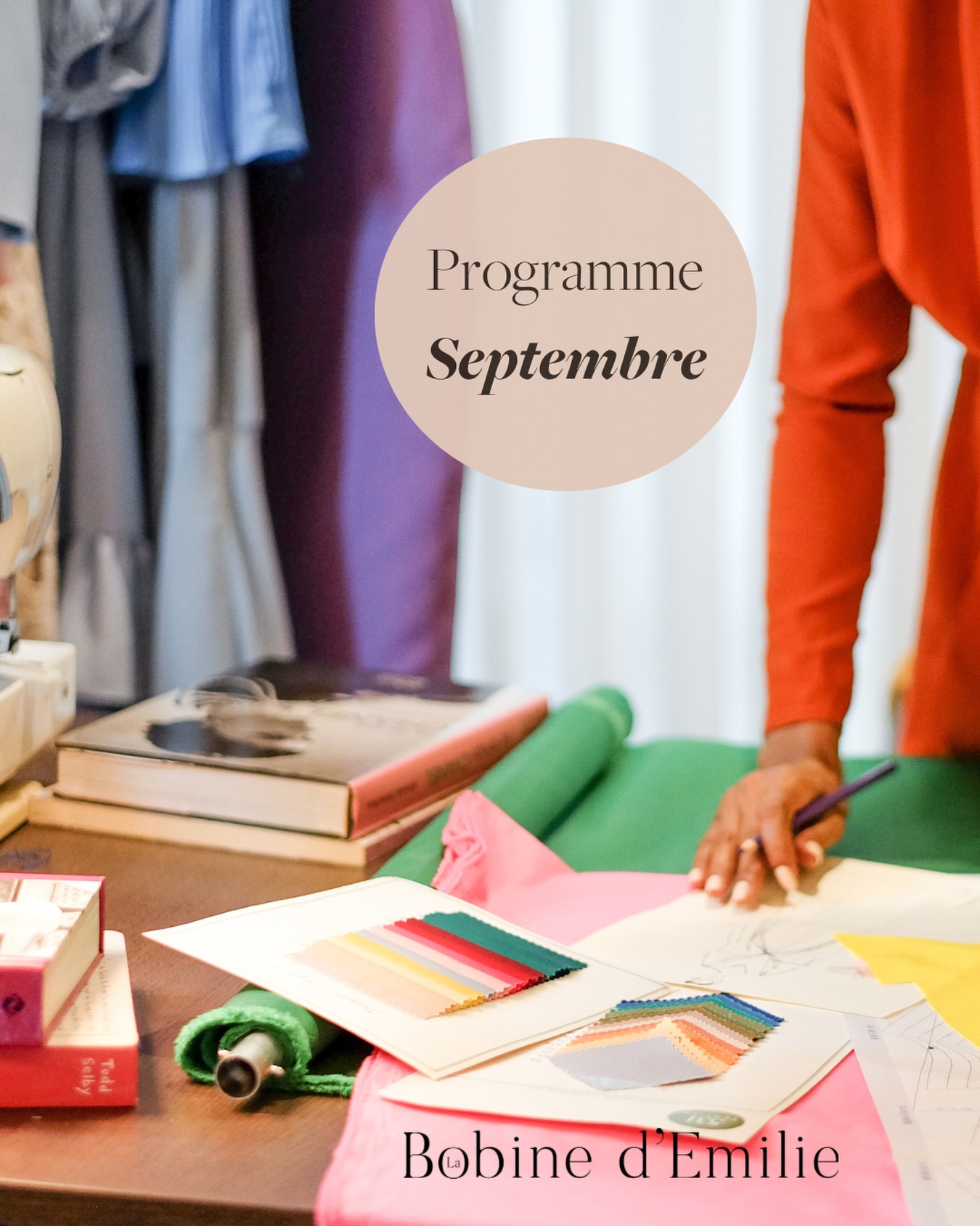 🪡Programme de septembre de l’atelier de couture ambulant 🚐🪡
⛱️ Voici les dates et lieux où me retrouver pour vos retouches, réparations et autres travaux de couture :
☑️les mardis 1, 8, 15, 22 et 29 : 17h-19h au Buffet de la Gare - Espace de coworking à Chagny @lareussite_coworking (6 rue Jeanne Laclède)
Je suis dans un bureau au rez-de-chaussée, à l’intérieur de l’espace de coworking (accessible PMR avec place de parking devant le bâtiment). Il y a un espace essayage si besoin.
☑️les jeudis 3, 10, 17 et 24: marché de Givry le matin et 16h-18h30 à Rully (place Ste Marie)
⚠️ Absente jeudi 3/09 à Givry à cause du marché déplacé pour la fête de la Vigne.
☑️les dimanches 6, 13, 20 et 27 : marché de Chagny (place de la mairie, à côté des arcades).
👛 Bon plan : Remises immédiates (et cumulables) entre 6€ et 25€ sur les réparations des trous, déchirures, zips, changement d’élastique et doublure de vos vêtements et linge de maison. Venez en profiter pour votre garde-robe !
💭RAPPEL : Anticipez vos réparations, retouches et travaux de couture pour la saison automne-hiver. Je suis toujours prise d’assaut à l’arrivée des premières fraîcheurs.
Bonne rentrée à tous et toutes 🍇 et au plaisir de vous retrouver,
Emilie 🧵, artisane couturière ambulante en Côte Chalonnaise.
#retouchescouture #couturiereprofessionnelle #bonusreparation #confectionsurmesure
