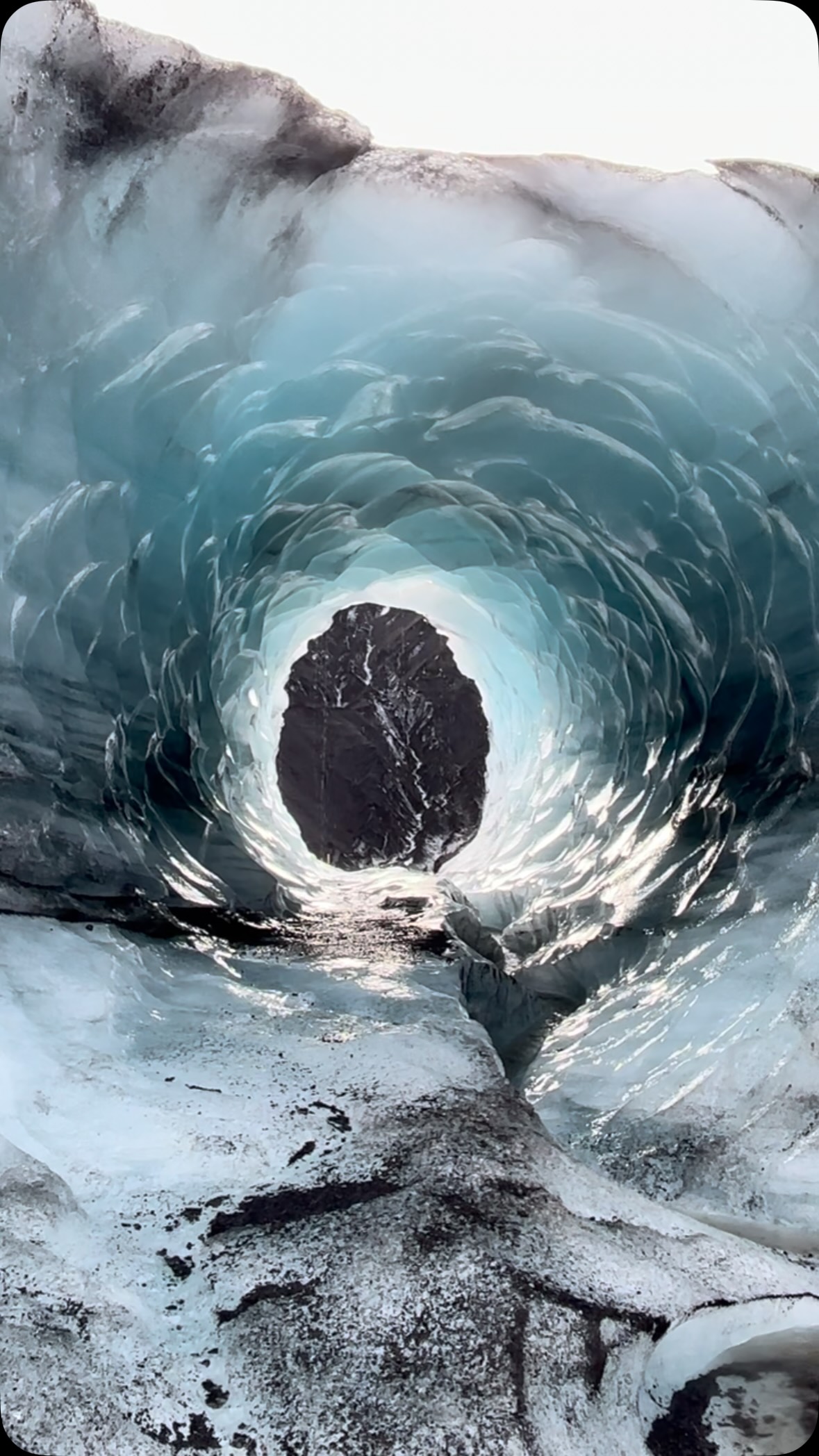 La glace… Elle est omniprésente en Islande, même en plein été ! Bleutée, voire transparente, dans les grottes de glace, presque noire lorsqu’elle emprisonne les cendres volcaniques ou tellement poétique en iceberg, flottant sur l’eau. Ses formes et ses couleurs ne sont jamais les mêmes, nous offrant un spectacle fascinant et sans cesse renouvelé. #Iceland #Islande #voyage #travelmoments #casa_nomade_paris
