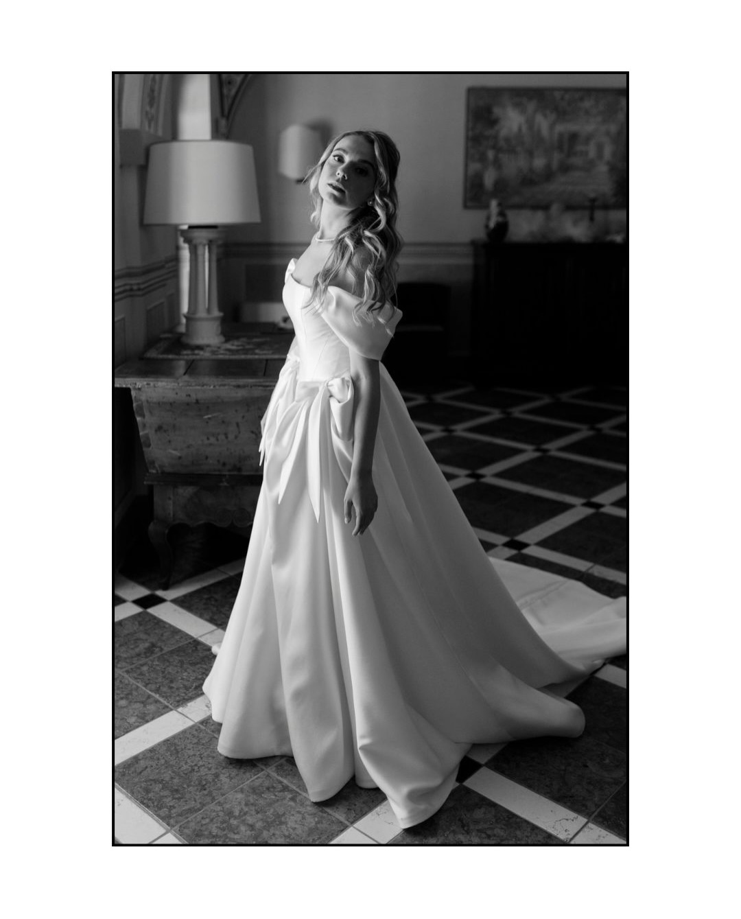 L’eleganza è ancora più bella quando sa diventare festa.
Nell’affascinante cornice del Castello di Montegioco, Cesare e Giulia hanno vissuto un matrimonio fatto di bellezza, eleganza e amore, circondati dall’affetto autentico delle persone più importanti.
E poi quella luce magica dei tramonti di settembre: calda, morbida, perfetta per regalarci una sessione di coppia romantica, pochi istanti solo per loro.
Al calare della sera, l’eleganza ha lasciato spazio a una grande festa, intensa e travolgente.
Un matrimonio raffinato nell’estetica, autentico nelle emozioni e incredibilmente vivo.
Location: @castellodimontegioco
Wedding Planner: @savinaeventsplanner
Addobbi Floreali: @la.fioreria
Catering: @bottaroecampora_
Make-up: @saragellini_makeupartist