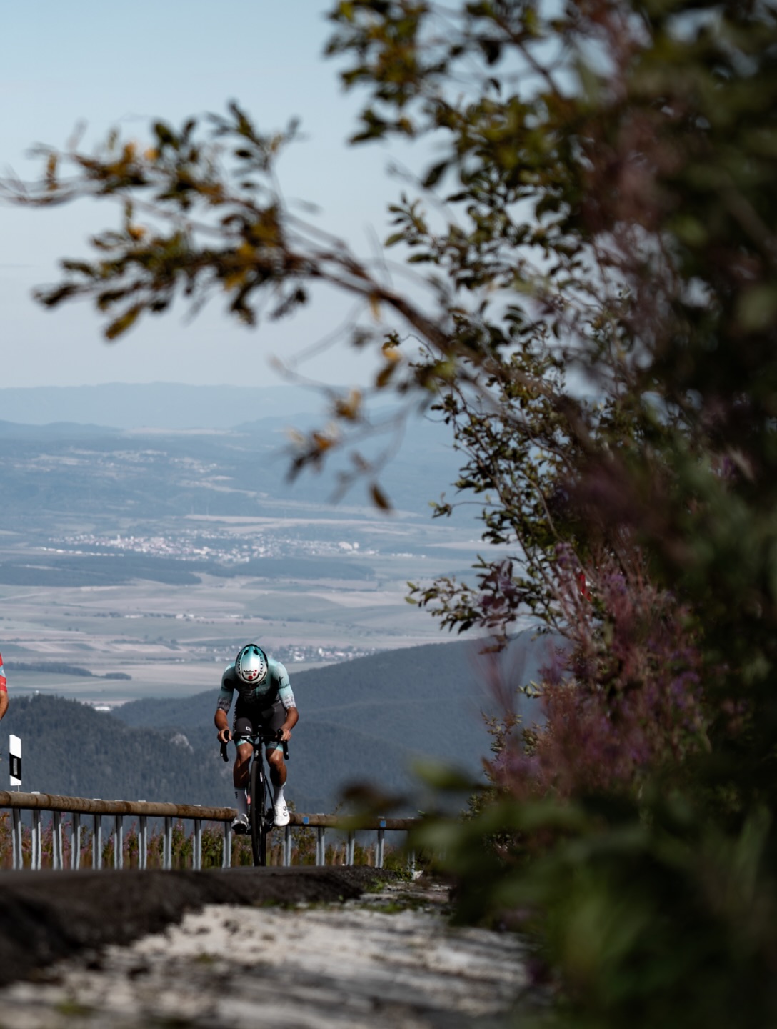Goodbye, Slovakia!
It was a great five days with the TUS riders, doing TUS rider things—winning a stage, getting in breakaways, and wearing special jerseys.
On the last day, Michal was our best-placed rider, finishing 25th on top of Kráľova hoľa.
-
A Kráľova hoľa-an, azaz a Király-hegyen végződött az idei Szlovák körverseny, ahová tegnap sok magyar szurkoló is kilátogatott!
Ezen a napon Michal volt a legjobb a csapatból egy 25. hellyel, és végül az összetettben is ő lett a legjobb TUS-os, hasonló helyezéssel.
Erik szakaszgyőzelme, a szökések és az egy napig hordott pöttyös trikó is azt mutatja, hogy hoztuk a formát 🥹
Köszönjük a szurkolást mindenkinek!
📸 @mgvisuals06
#tus_riders #TeamUnitedShipping